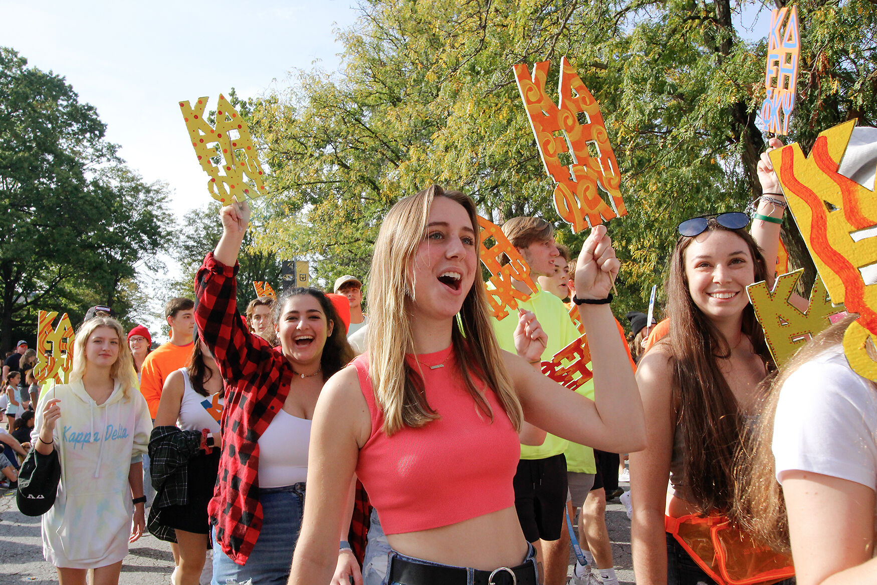 Kappa Delta, Farm House and Phi Kappa Psi raise their signs